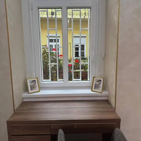 Apartment Shiny Gem In Basillica With Sauna